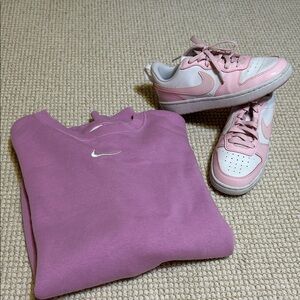 Nike med Pink Sweater & Pink/White Shoes size 7 Women’s